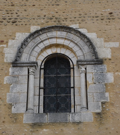 Fenêtre au dessus de la porte de l'église de Romans