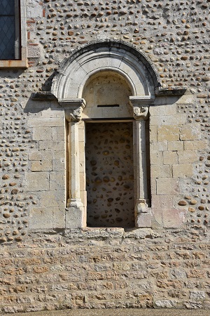 Porte latérale de l'église de Sandrans vue de la route Villars-les-Dombes Chatillon-sur-Chalaronne