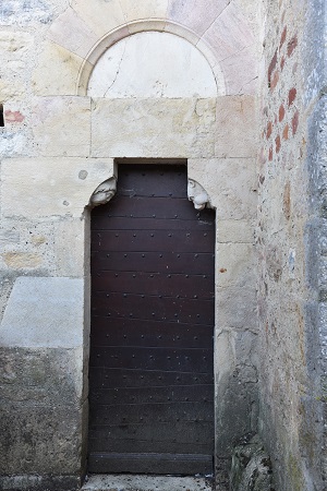 Porte latérale e l'église de Valeins