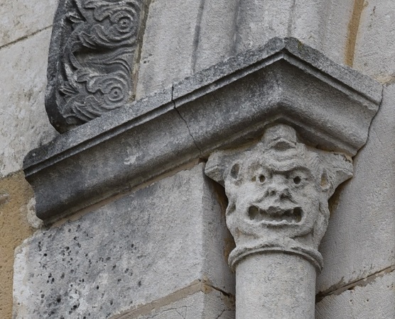sculpture gauche de la fenêtre de l'église de Baneins