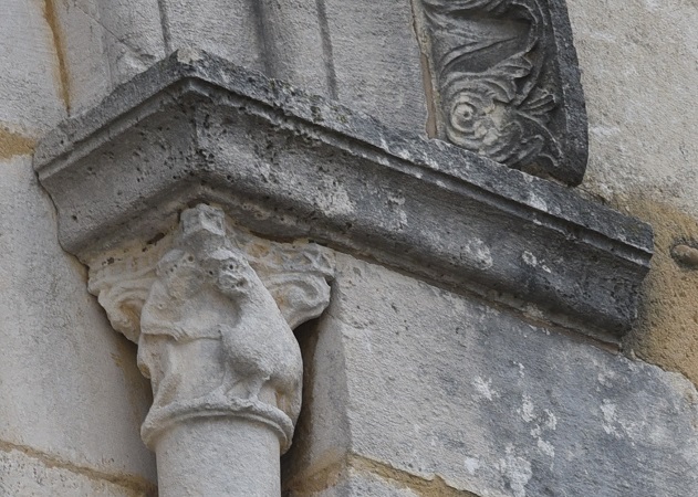 sculpture droite de la fenêtre de l'église de Baneins